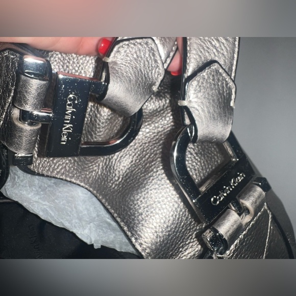 Calvin Klein Pebbled Leather Hobo Shoulder Bag metalic grey color - Picture 7 of 7